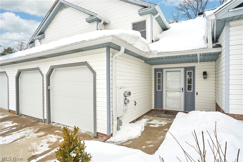 Photo of 800 Hampton Circle #6, Aurora, OH 44202 (MLS # 5187790)