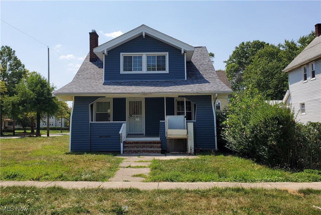 This single family 2/3 bedroom and1 bathroom home is situated on a larger corner lot. The location is close to public transportation and freeway access. The home has a full front porch, a single car garage and many recent updates. The large bonus room on the first floor can be used as a 3rd bedroom. Vouchers are accepted.