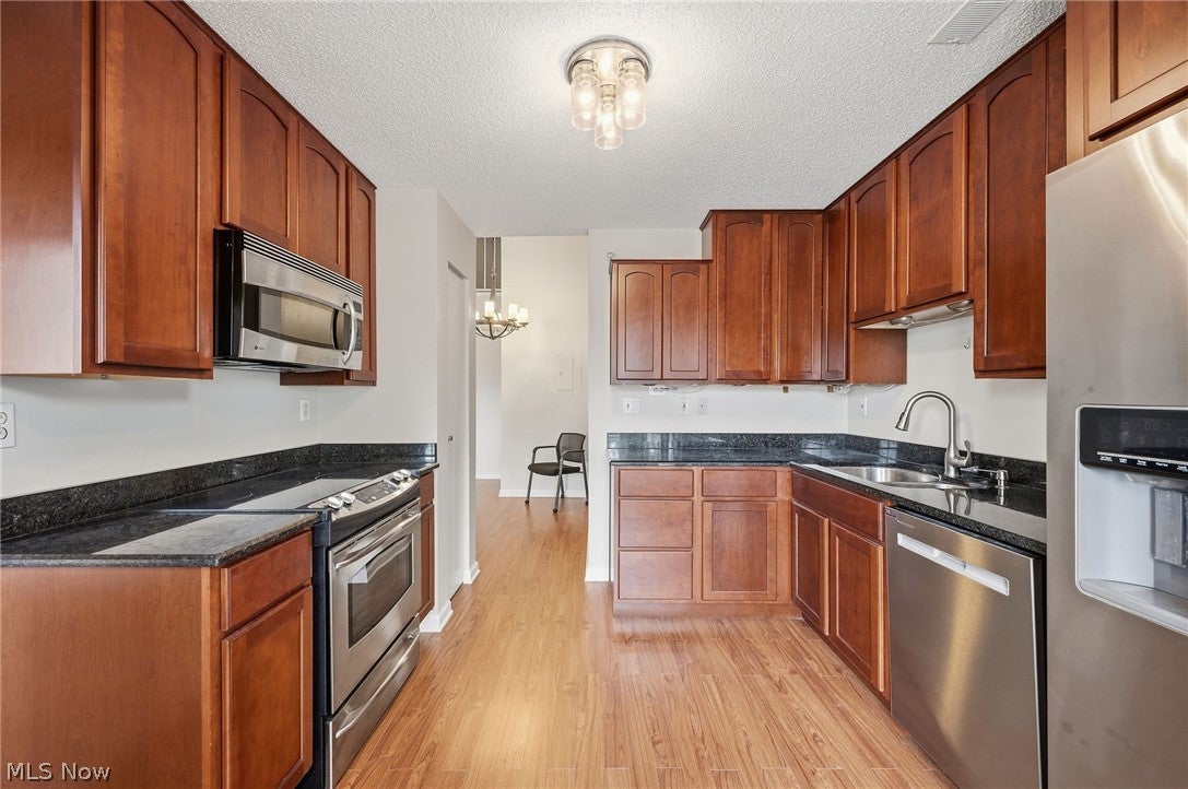 240 Fox Hollow Dr. 403