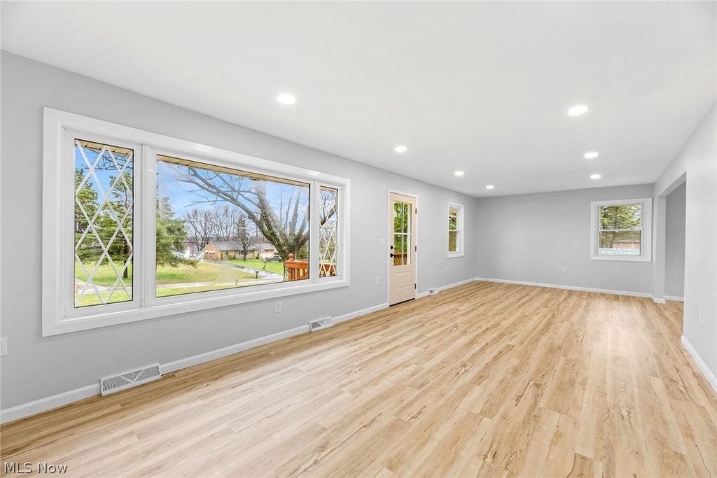 Photo of 1497 W Sprague Road, Broadview Heights, OH 44147 (MLS # 5198131)