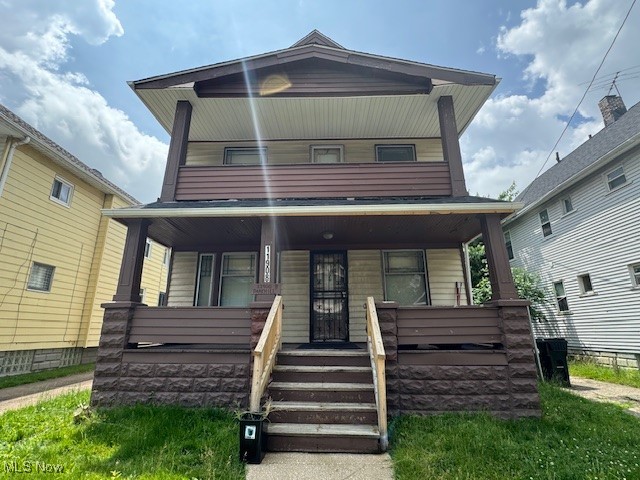 Take a look at this amazing 4 bedroom, 2 bathroom duplex ready for its new owner! Where you are an investor, or an owner occupant , this property is perfect for you! Tenant downstairs is paying $800 a month. Top unit is vacant. Don't miss out on this property! Schedule your showing today!
