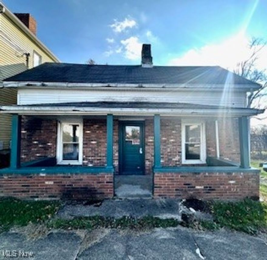 CALLING ALL INVESTORS! 1 Bed 1 Bath home in need of renovation. Perfect opportunity to design and create your dream home!
Seller has never lived in the home and has no knowledge of any defects or other property information.