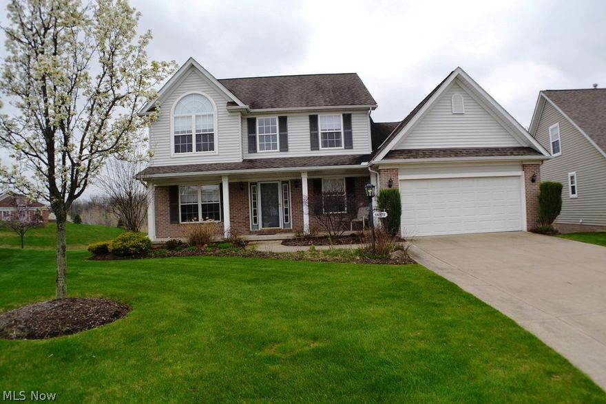 Wonderful Silver Oaks cluster home.  Move right in to this home featuring spacious living room and dining room with tray ceiling...both with hardwood floors, two story foyer with hardwood floor, great kitchen with breakfast area, preparatory island, loads of cabinets and all appliances, cozy vaulted ceiling family room with gas log fireplace, convenient first floor laundry room with washer, dryer and extra storage, vaulted ceiling master bedroom with large walk-in closet and full bath with soaking tub and shower stall, full walk-out basement with great recreation room, crafts room, half bath and vented glass block windows, two car garage with floor drain, door operator, and hot and cold water.  Don't miss this one!