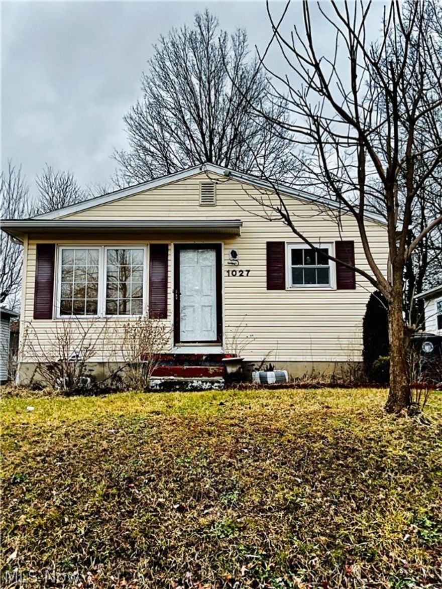 Charming 3 bedroom and 1 1/2 Bath Ranch! Beautiful hardwood floors. Large partially finished basement with glass block windows. . Concrete drive with roomy one car garage and fenced in back yard. A must see! Call for your private showing today.