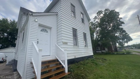 Photo of 1527 W 19th Street, Lorain, OH 44052 (MLS # 5240758)