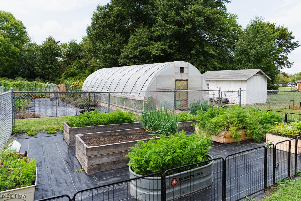 Canfield, Ohio 44406, United States, 4 Bedrooms Bedrooms, ,3 BathroomsBathrooms,Residential,Contingent,206024