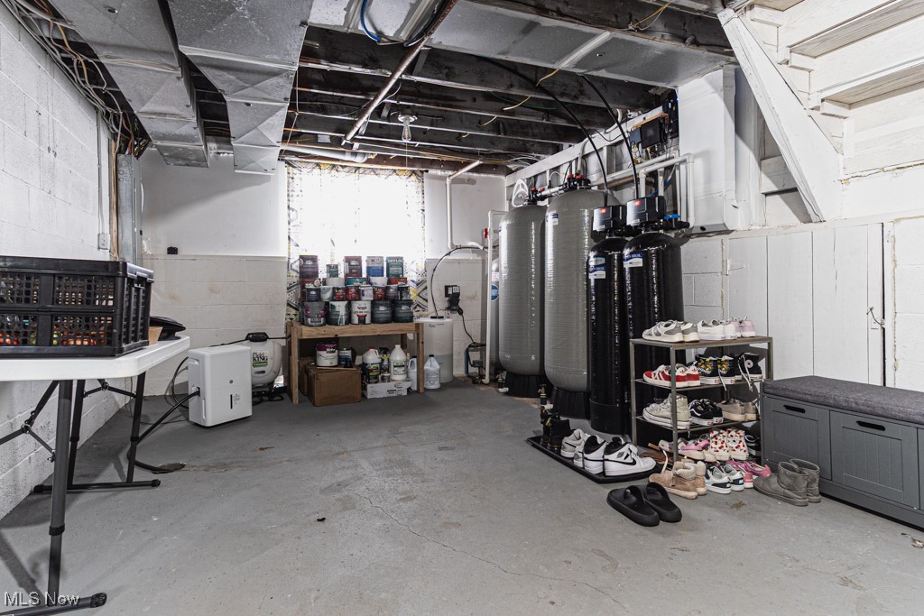 Canfield, Ohio 44406, United States, 4 Bedrooms Bedrooms, ,3 BathroomsBathrooms,Residential,Contingent,206024