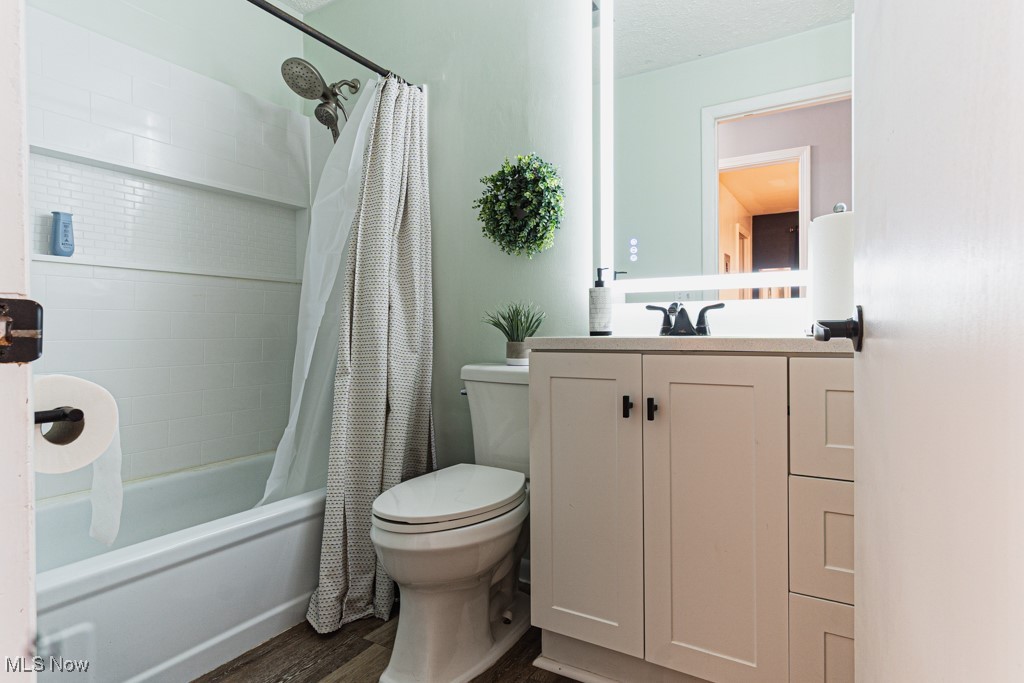 Canfield, Ohio 44406, United States, 4 Bedrooms Bedrooms, ,3 BathroomsBathrooms,Residential,Contingent,206024