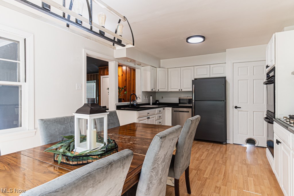 Canfield, Ohio 44406, United States, 4 Bedrooms Bedrooms, ,3 BathroomsBathrooms,Residential,Contingent,206024