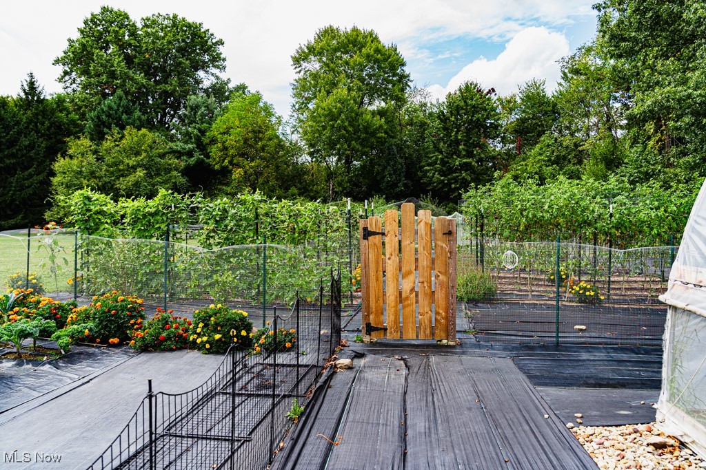 Canfield, Ohio 44406, United States, 4 Bedrooms Bedrooms, ,3 BathroomsBathrooms,Residential,Contingent,206024