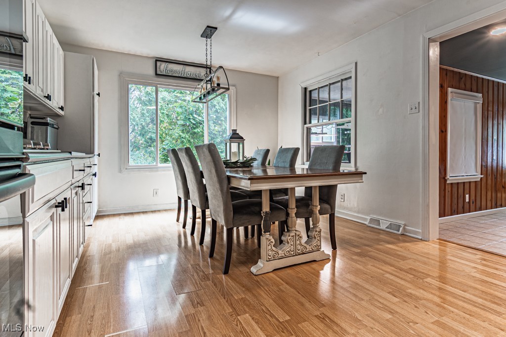 Canfield, Ohio 44406, United States, 4 Bedrooms Bedrooms, ,3 BathroomsBathrooms,Residential,Contingent,206024