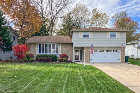 Homes For Sale - 6230 Somerset Drive<br/> North Olmsted, OH 44070