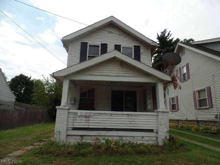 HOMEOWNERS & INVESTORS WANTED. 2 Bedroom home - Large Liv Rm, Din Rm, and Kit - 1 1/2 Baths. Garage is not safe. Purchasing As Is. Will try to Close Before End of Year!