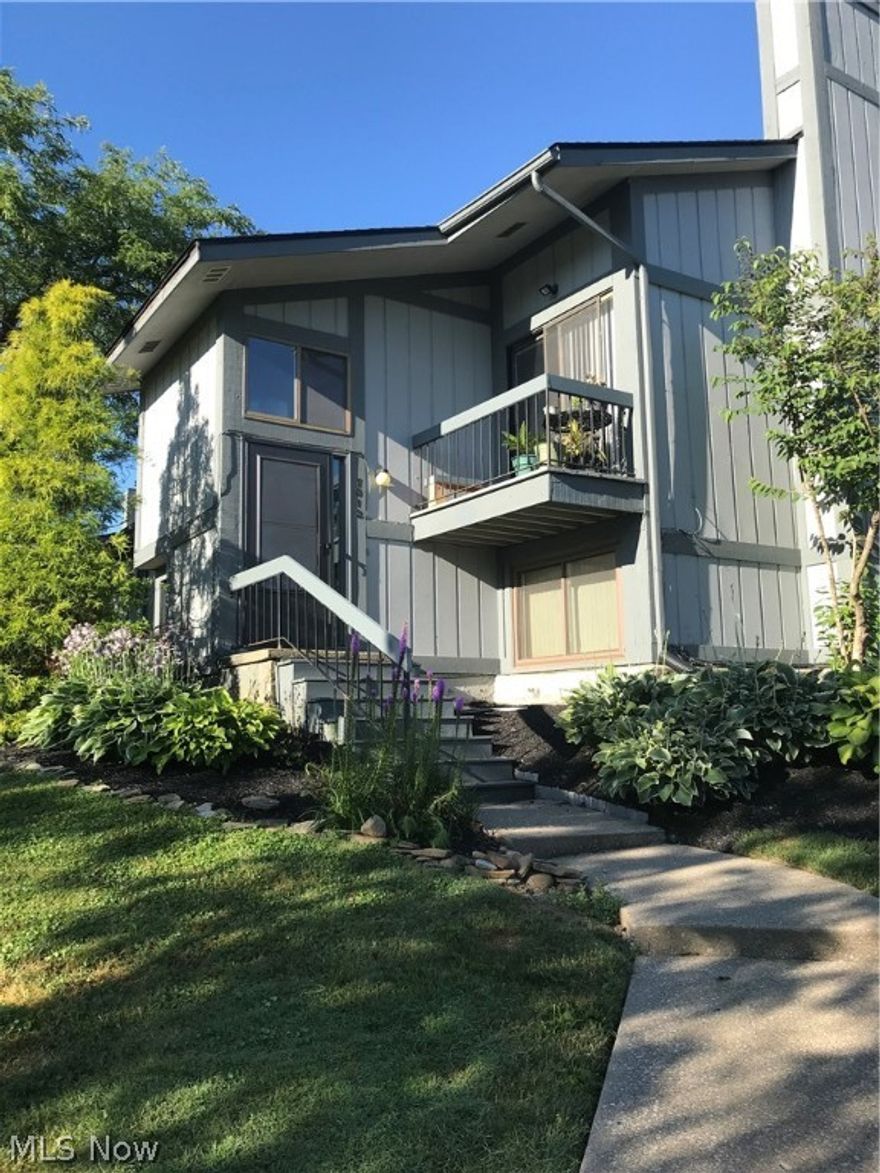 Move-in ready condo with a peaceful view, and close access to the freeway and hospital. Brand new carpet in the spacious main living area with flooring updates in the bedrooms as well. Master bedroom includes a walk-in closet and updated master bathroom. Balcony to enjoy your morning coffee.