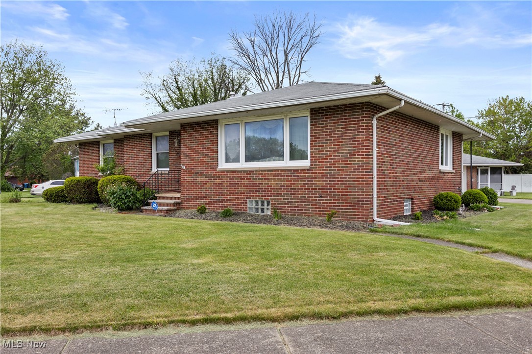 4002 Canterbury Court, Lorain, Ohio image 2