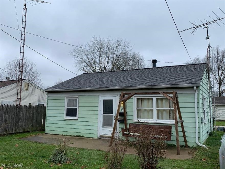 Fantastic investment opportunity in Alliance! 2 bedroom ranch with eat-in kitchen. Inside needs work but has good bones and could be just what you need to add to your investment portfolio