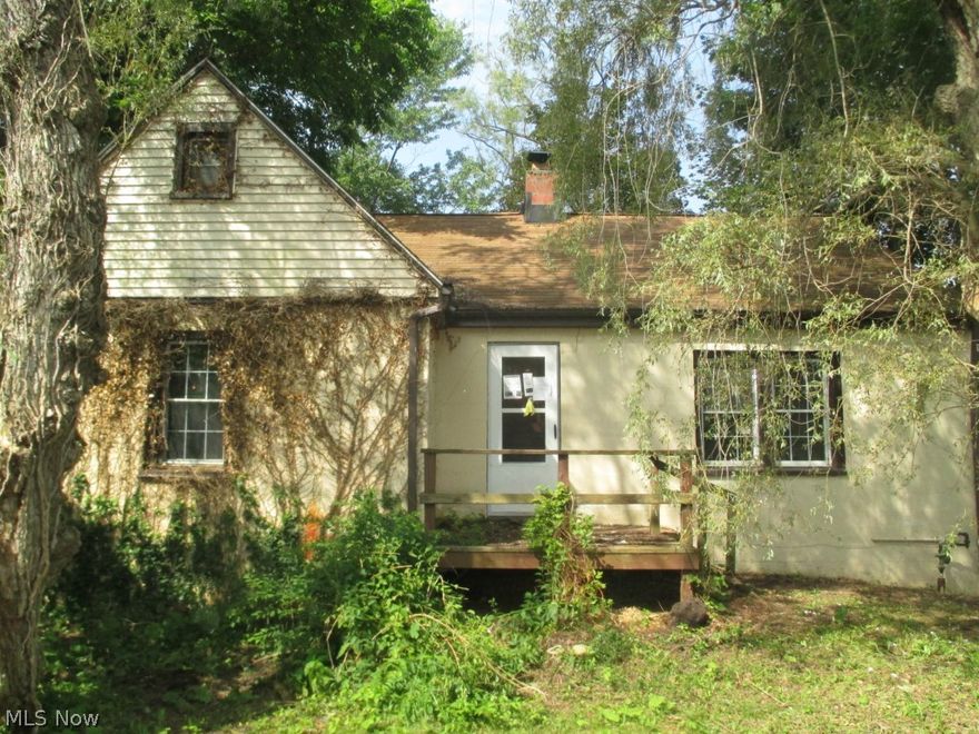 Nice wooded setting on 2 acres for this bungalow home near the heart of Chardon. Living Room features hardwood floor.  Eat-in-kitchen, 2 large bedrooms, full bathroom and full, unfinished basement will give you lots of room. Conveniently located near shopping, schools and easy access to freeways.  This is a Fannie Mae HomePath property.