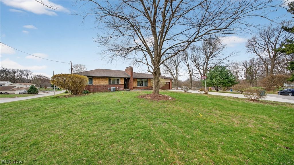 Photo of 1952 Caroline Avenue, Norton, OH 44203 (MLS # 5197949)