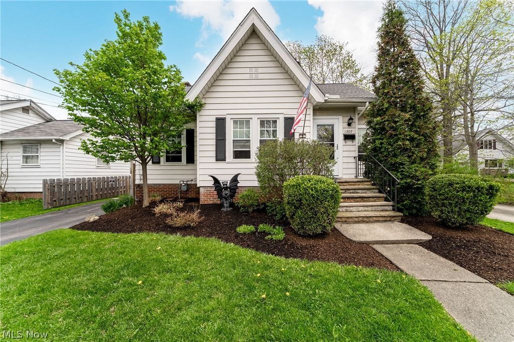 Photo of 1207 Irene Road, Lyndhurst, OH 44124 (MLS # 5197809)