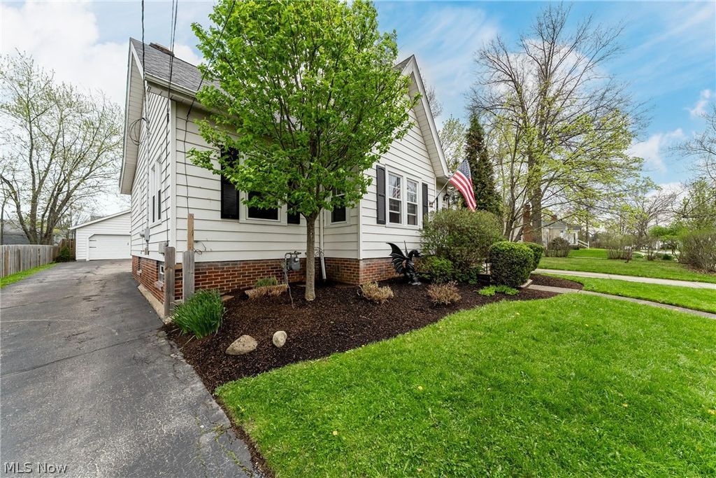 Photo of 1207 Irene Road, Lyndhurst, OH 44124 (MLS # 5197809)