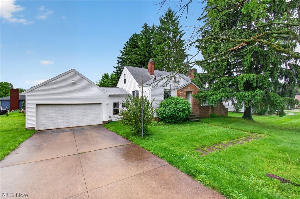 Photo of 1035 Genoa Avenue SW, Massillon, OH 44646 (MLS # 5212861)