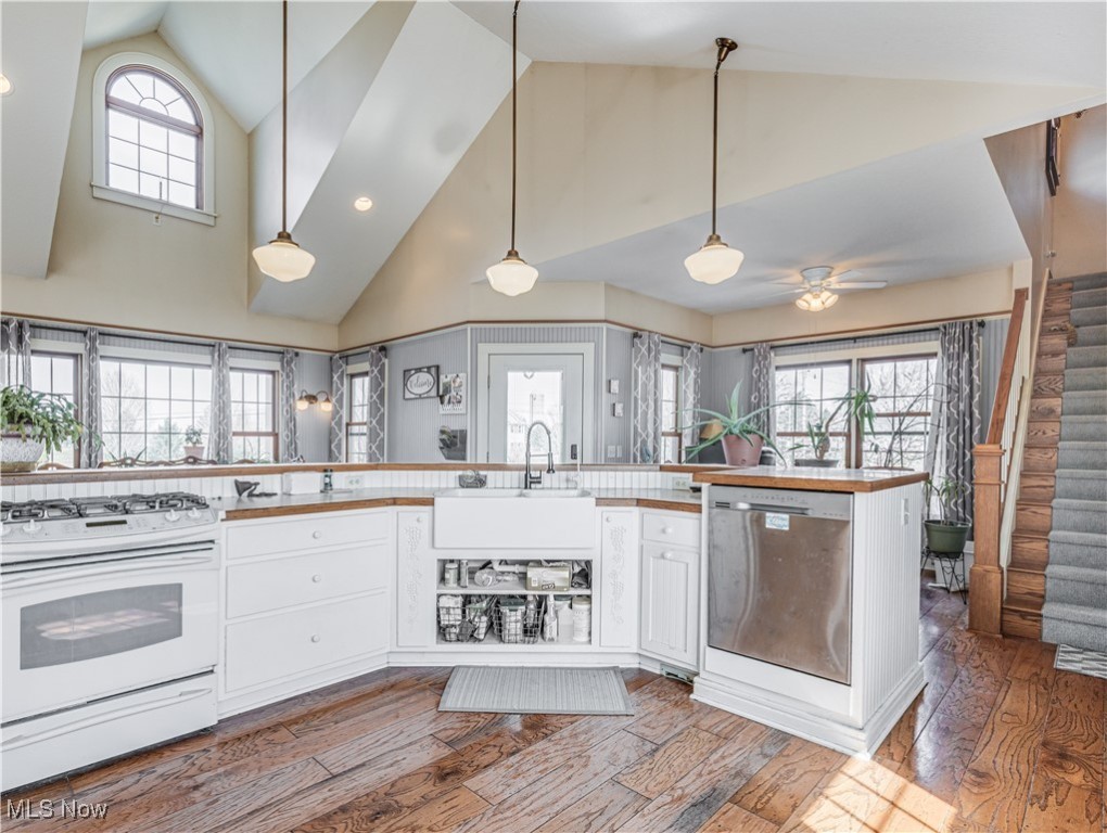 5900 Smith Kramer Street, Hartville, Ohio image 3