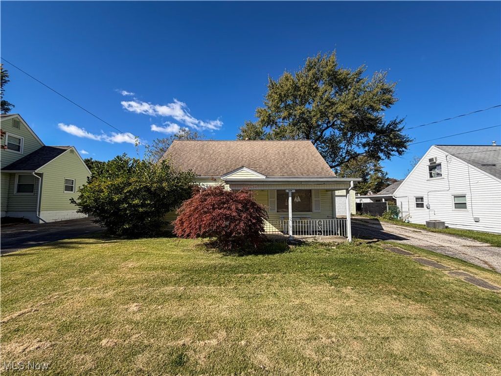 Photo of 208 Roanoke Avenue, Austintown, OH 44515 (MLS # 5166047)
