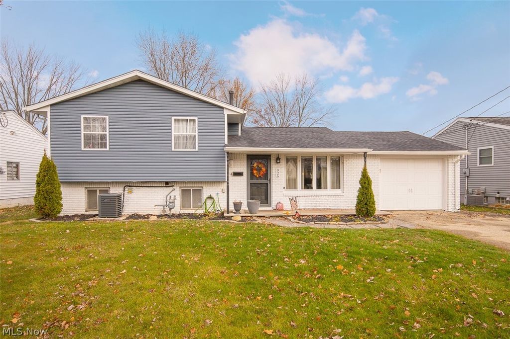 Photo of 926 Sherwood Drive, Elyria, OH 44035 (MLS # 5194336)