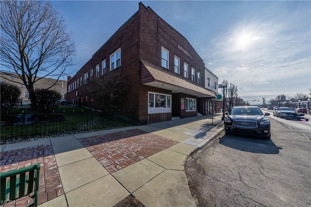 Newly renovated units are now available in Beautiful Downtown Bedford. Walk right out your door and sip a latte at the cafe across the street, have a bite from one of several restaurants, or step back in time at the record and antique stores. All units have been updated with sleek grey paint and modern white cabinets with black hardware. Several floor plans and views are available on a first come first serve basis. Shawnee hills golf course is practically in your front yard, the Metroparks are all around you, and Northcoast auto mall is just down the way. Everything you need is in this one location. It's the perfect opportunity for Big city living in a small town. Join us on the Application fee is $35. No bankruptcies or evictions will be accepted. Sec 8 is a possibility for the right tenant—minimum credit score 550.All Pets must be disclosed and approved prior to a lease being signed. Only small pets will be considered—NO on-site laundry.