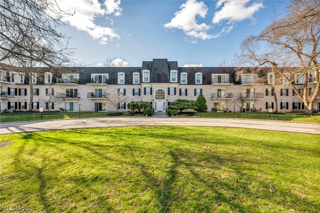 Photo of 2021 King James Pky Pkwy #316, Westlake, OH 44145 (MLS # 5193104)