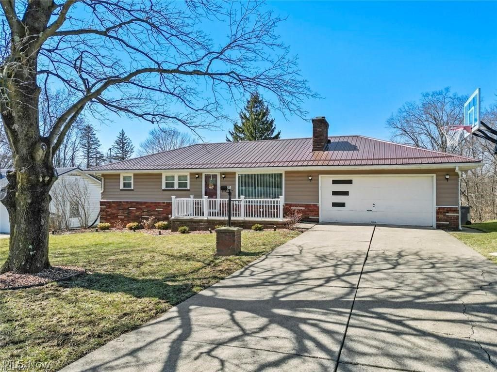 Photo of 364 S Bon Air Avenue, Youngstown, OH 44509 (MLS # 5218256)