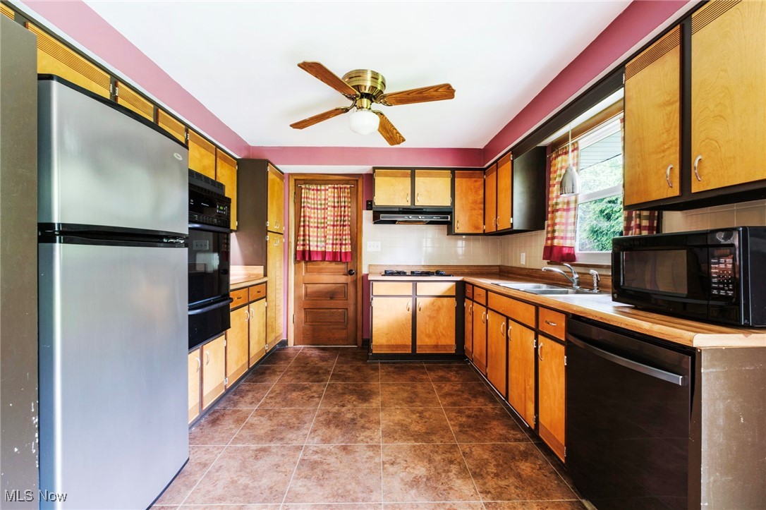 2871 Bears Den Court, Youngstown, Ohio image 2