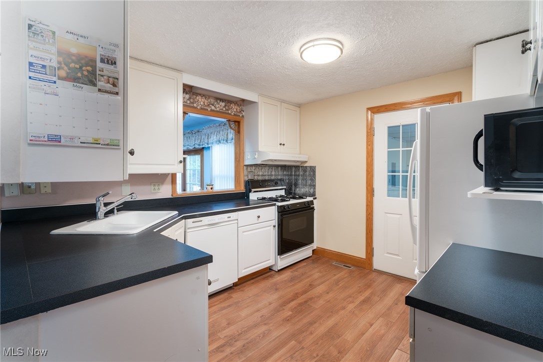 915 Sharondale Drive, Amherst, Ohio image 3