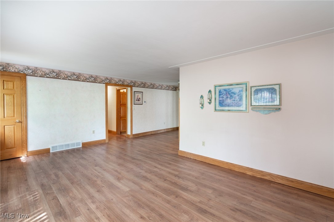 915 Sharondale Drive, Amherst, Ohio image 7