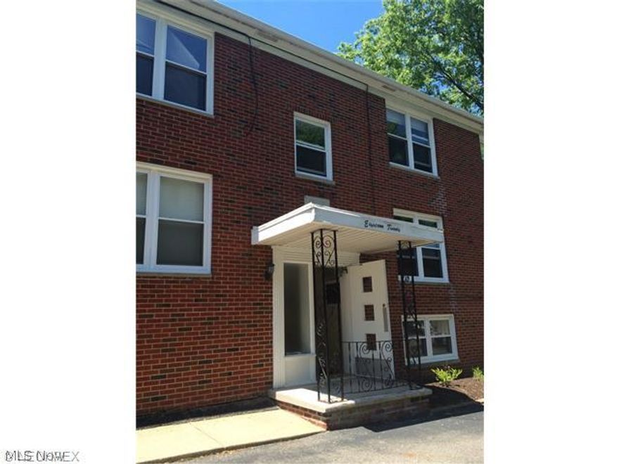 Dont miss this remodeled unit just down the street from all the great new shopping and entertainment of Portage Crossing!
Welcome home to this bright and sunny top floor unit. The eat in kitchen just off the dining area and living area. Down the
hall you will find the bathroom and 2 nicely sized bedrooms. Coin laundry on site. Off street parking. Steps away from
restaurants, The Market District and the Theater, the location cant be beat! Dont miss this one! We run credit, criminal and
eviction history and verify income. Every adult occupant must apply. $35 fee per person. No pets, no Section 8.