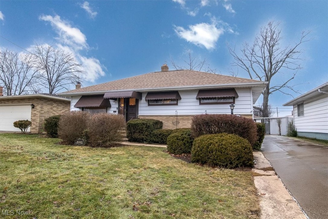 15813 Dunbury Drive, Maple Heights, Ohio image 2