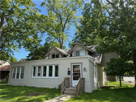 Homes For Sale - 127 E 270th Street<br/> Euclid, OH 44132