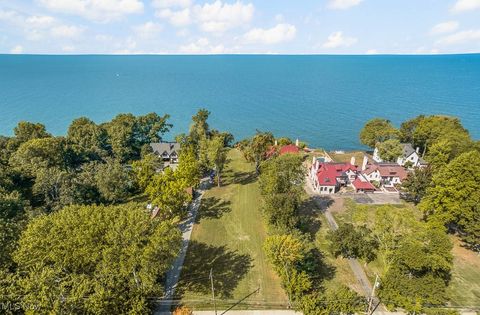 10211 Lake Shore Boulevard Bratenahl OH 44108