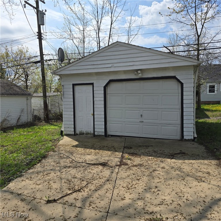 15808 Edgewood Avenue, Maple Heights, Ohio image 3