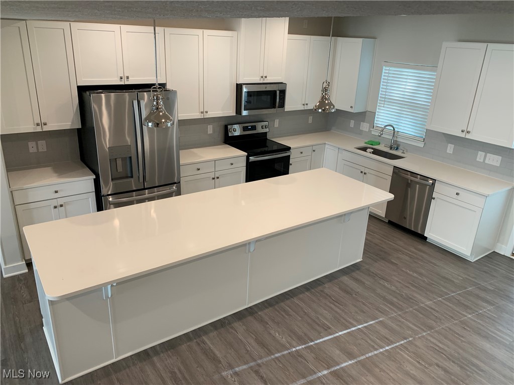 Avon, Ohio 44011, United States, 3 Bedrooms Bedrooms, ,3 BathroomsBathrooms,Residential,Active,212051