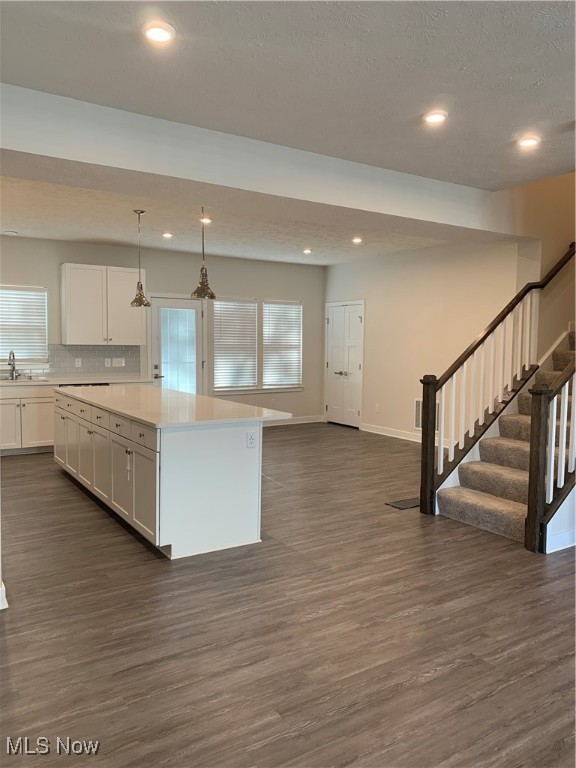 Avon, Ohio 44011, United States, 3 Bedrooms Bedrooms, ,3 BathroomsBathrooms,Residential,Active,212051