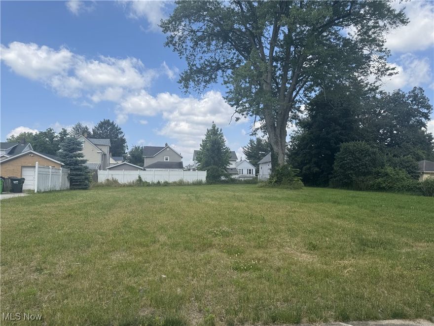 Nice level lot - build your dream home on this 90 x 113 lot. Close to Edgewood Park and newer Primary School.