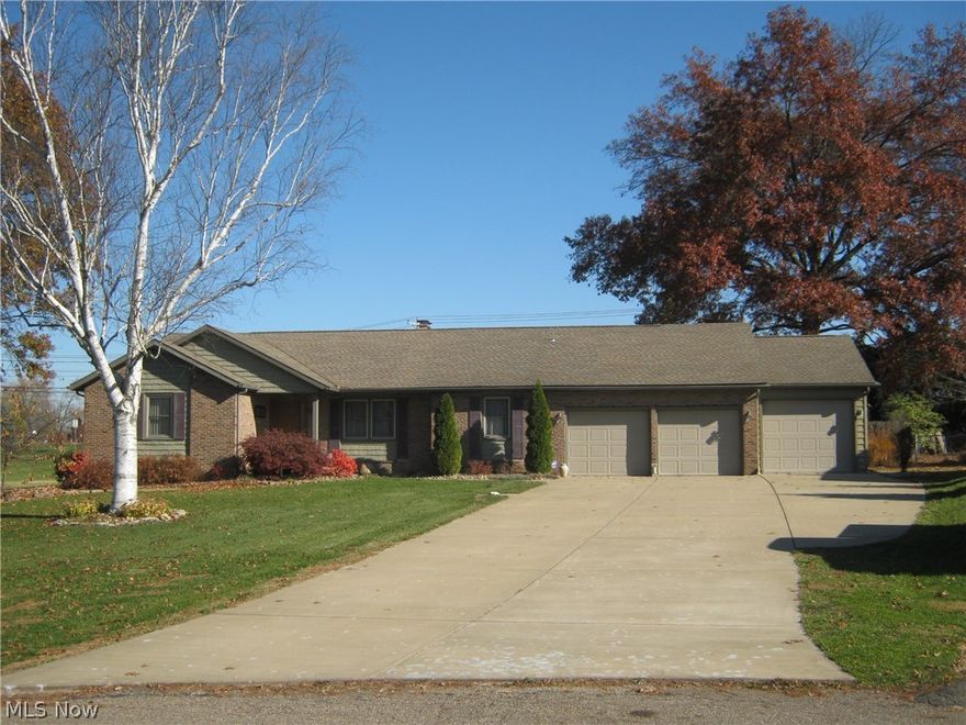 Located on a double lot in Ash Meadows, this ranch home has a lot to offer!  An ideal kitchen for the chef with lots of cupboards and counter space, open concept from the kitchen to the dining room,  six panel oak doors, first floor laundry with cabinets and sink,  an amazing family room.  There are three nice bedrooms including a master bedroom.  The lower level has a walkout basement  and has been finished making a great recreational room with bar area and a bath.   There is a three car garage.