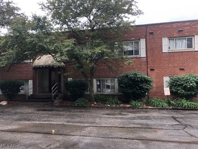 Updated 2 bedroom unit in Solon, near shopping and public transportation, easy access to freeway. Highly rated Solon school System. There is nothing to do but to move in.