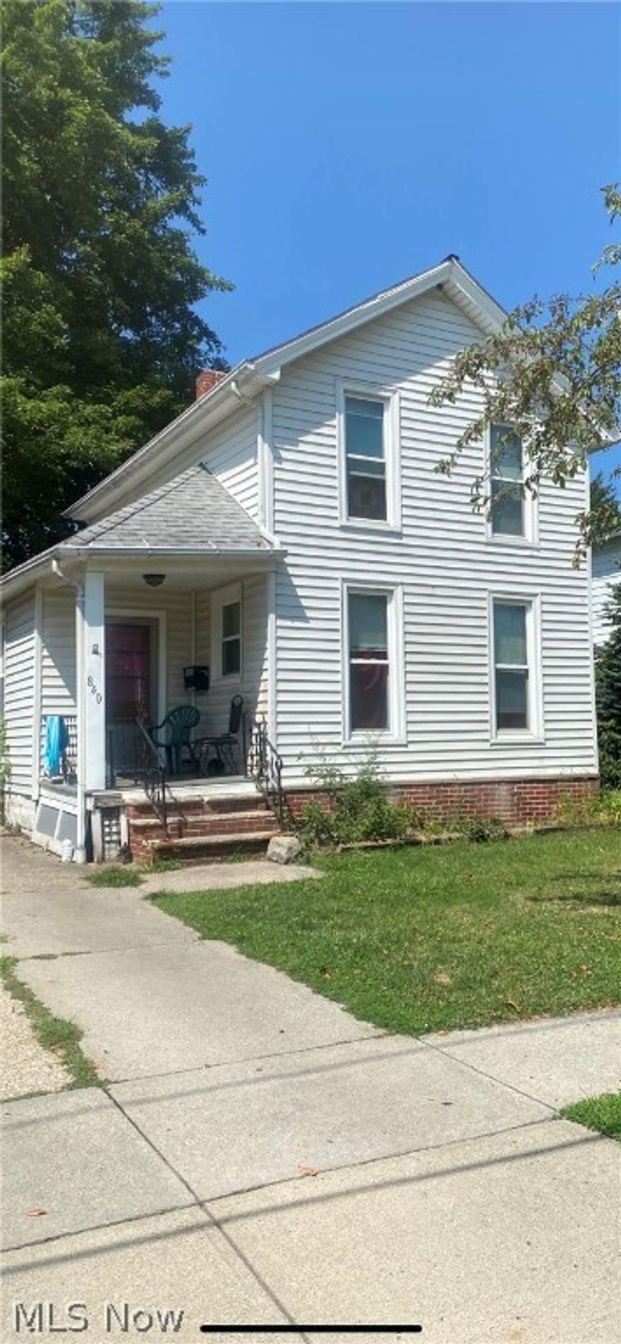 Investors special! Looking to start collecting rent soon as you close? Well, look no further, property management in place and currently tenant occupied. Tenant pays $850 per month. DO NOT DISTURB TENANTS! Please direct all questions to listing agent not tenant. Showings scheduled upon accepted offer.