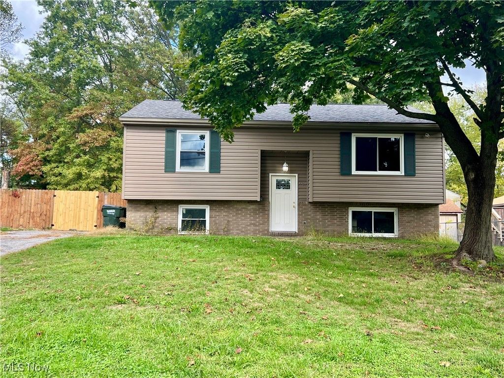 Photo of 1523 Queenstown Road, Kent, OH 44240 (MLS # 5165950)