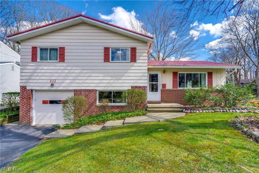 Photo of 833 Cliffside Drive, Akron, OH 44313 (MLS # 5201092)