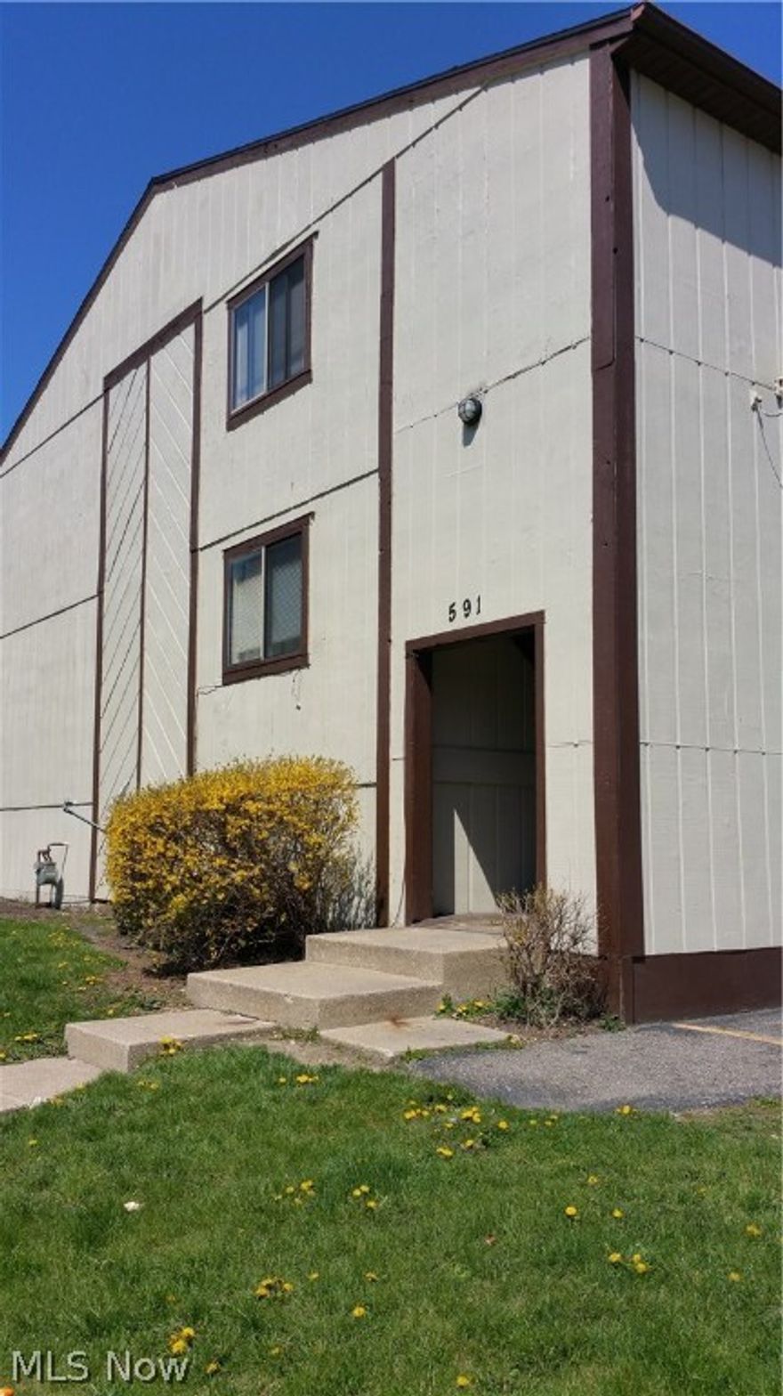 Welcome to this spacious one bedroom second floor apartment! This unit has a big kitchen and a big living room with nice closet space! Tenant pays electric only. Sorry no pets. Monthly rent is based on a 12 month lease. The security deposit is one full months rent. 
 There is a $25 application fee, we do a background check for evictions and criminal history.
FREE off street parking!!  Coin operated laundry onsite!!!