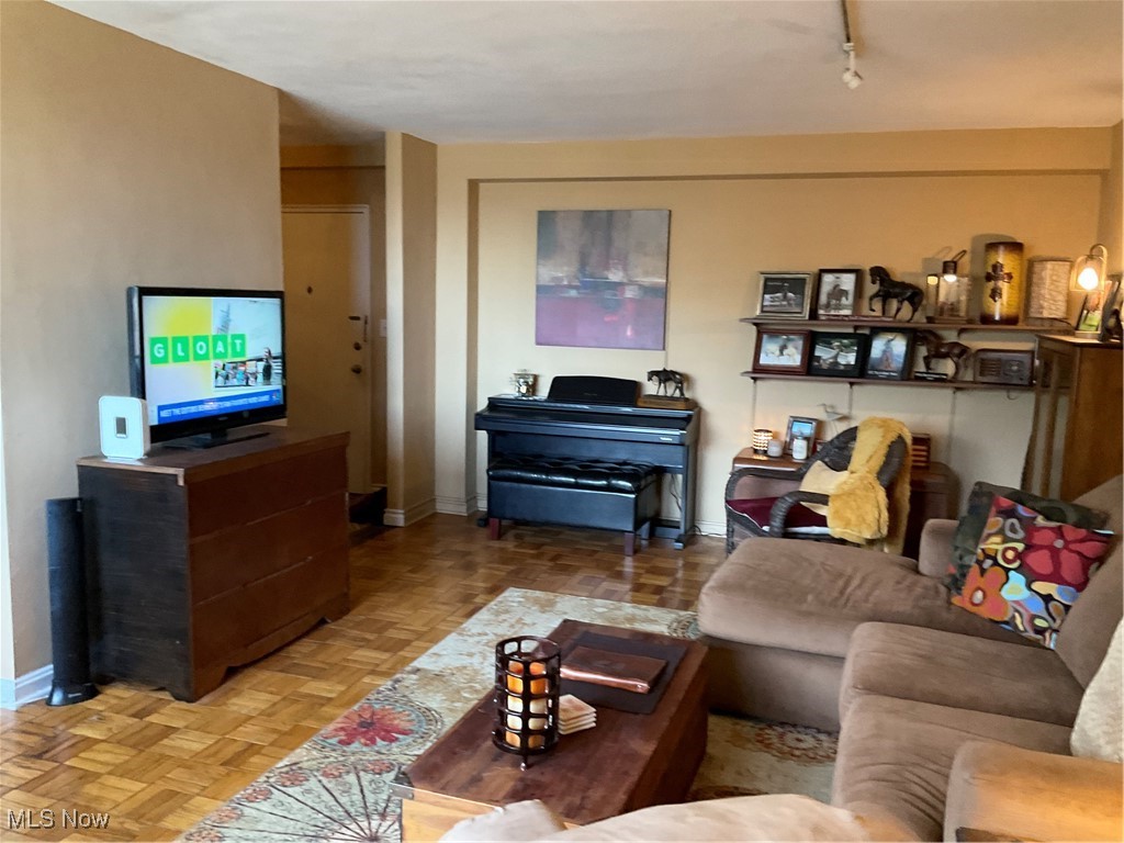 11820 Edgewater Drive #915, Lakewood, Ohio image 11