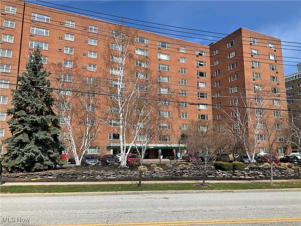 11820 Edgewater Drive #915, Lakewood, Ohio image 1